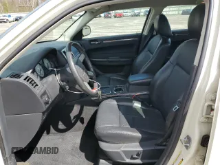 2010 Chrysler 300 Touring z VIN 2C3CA5CV1AH241629, wystawiony jako Copart lot #54841465 z przebiegiem 57 238 mil mil oraz Szkoda całkowita • Salvage title. Historia ofert i sprzedaży dostępna na DreamBid. Obrazek 7.