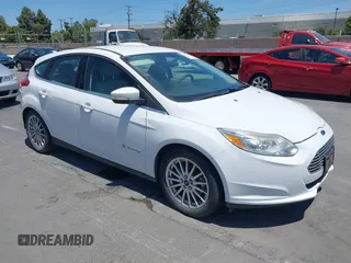 2014 Ford Focus Electric z VIN 1FADP3R42EL393337, wystawiony jako IAAI lot #42365836 z przebiegiem 14 593 mil mil oraz . Historia ofert i sprzedaży dostępna na DreamBid. Obrazek 1.