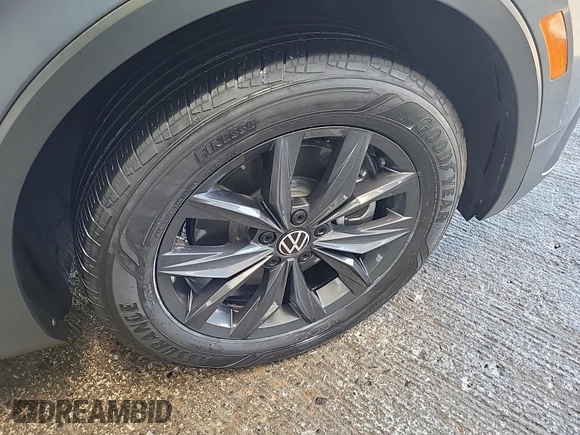 2024 Volkswagen Tiguan SE with VIN 3VV3B7AX5RM107598, listed as a IAAI auction lot 42796418 with 25,762 mi miles and . Bid and sale history available at DreamBid. Image 40.