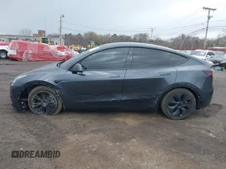 2024 Tesla Model Y Long Range z VIN 7SAYGDEE1RA323921, wystawiony jako IAAI lot #42027195 z przebiegiem 13 774 mil mil oraz . Historia ofert i sprzedaży dostępna na DreamBid. Obrazek 14.