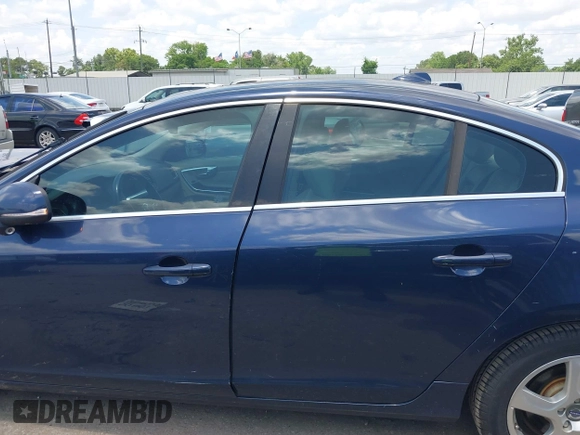 2013 Volvo S60 T5 Premier z VIN YV1612FS3D2190263, wystawiony jako IAAI lot #42227011 z przebiegiem 158 369 mil mil oraz . Historia ofert i sprzedaży dostępna na DreamBid. Obrazek 14.
