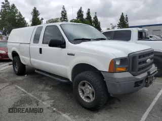 2005 Ford F-250 XL z VIN 1FTSX21525EA93155, wystawiony jako Copart lot #76545963 z przebiegiem 113 656 mil mil oraz Szkoda całkowita • Salvage title. Historia ofert i sprzedaży dostępna na DreamBid. Obrazek 4.