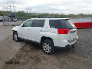 2015 GMC Terrain SLE z VIN 2GKFLWEKXF6221379, wystawiony jako IAAI lot #42073771 z przebiegiem 119 809 mil mil oraz . Historia ofert i sprzedaży dostępna na DreamBid. Obrazek 3.
