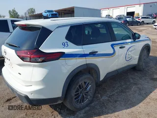 2025 Nissan Rogue S z VIN 5N1BT3AB4SC777425, wystawiony jako IAAI lot #41960932 z przebiegiem 14 073 mil mil oraz . Historia ofert i sprzedaży dostępna na DreamBid. Obrazek 4.