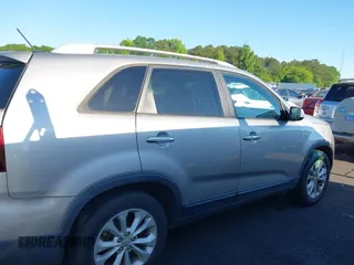 2015 Kia Sorento EX with VIN 5XYKU4A79FG628142, listed as a IAAI auction lot 42190773 with 153,707 mi miles. Bid and sale history available at carsss.com. Image 13.