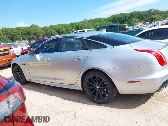 2016 Jaguar XJ R-Sport z VIN SAJWA1C7XG8W02813, wystawiony jako IAAI lot #42508758 z przebiegiem 102 919 mil mil oraz . Historia ofert i sprzedaży dostępna na DreamBid. Obrazek 14.