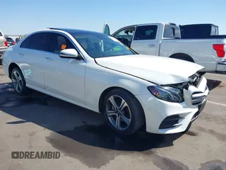 2018 Mercedes-Benz E 300 z VIN WDDZF4KB5JA367649, wystawiony jako IAAI lot #42020206 z przebiegiem 61 936 mil mil oraz . Historia ofert i sprzedaży dostępna na DreamBid. Obrazek 1.