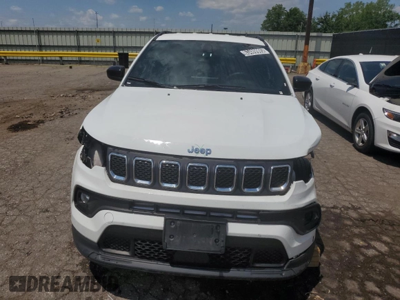2023 Jeep Compass Latitude z VIN 3C4NJDBN9PT552970, wystawiony jako Copart lot #63489905 z przebiegiem 61 045 mil mil oraz Czysty tytuł • Clean title. Historia ofert i sprzedaży dostępna na DreamBid. Obrazek 5.