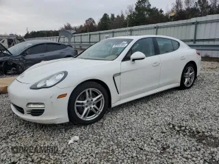 2012 Porsche Panamera z VIN WP0AA2A78CL011534, wystawiony jako Copart lot #82832404 z przebiegiem 136 808 mil mil oraz Szkoda całkowita • Salvage title. Historia ofert i sprzedaży dostępna na DreamBid. Obrazek 1.