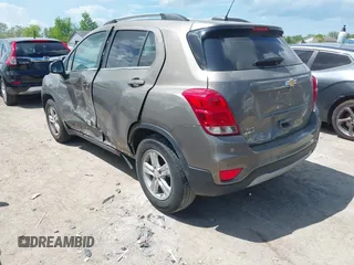 2020 Chevrolet Trax LT z VIN KL7CJLSB1LB336157, wystawiony jako IAAI lot #42258923 z przebiegiem 50 868 mil mil oraz . Historia ofert i sprzedaży dostępna na DreamBid. Obrazek 3.