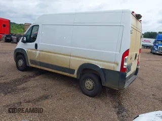 2025 Ram ProMaster Cargo Tradesman z VIN 3C6LRVCG3SE511745, wystawiony jako IAAI lot #42292880 z przebiegiem 37 500 mil mil oraz . Historia ofert i sprzedaży dostępna na DreamBid. Obrazek 3.