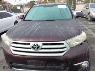 2011 Toyota Highlander Limited with VIN 5TDYK3EH2BS024104, listed as a IAAI auction lot 40974692 with 438,182 mi miles. Bid and sale history available at carsss.com. Image 12.