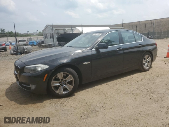 2013 BMW 5 Series 528i xDrive z VIN WBAXH5C53DDW16444, wystawiony jako Copart lot #61073205 z przebiegiem 102 612 mil mil oraz Czysty tytuł • Clean title. Historia ofert i sprzedaży dostępna na DreamBid. Obrazek 1.