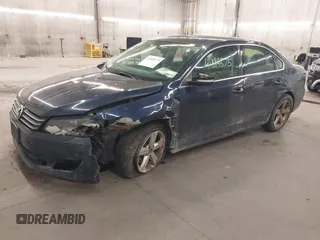 2013 Volkswagen Passat SE z VIN 1VWBH7A32DC020111, wystawiony jako IAAI lot #41889575 z przebiegiem 104 000 mil mil oraz . Historia ofert i sprzedaży dostępna na DreamBid. Obrazek 2.