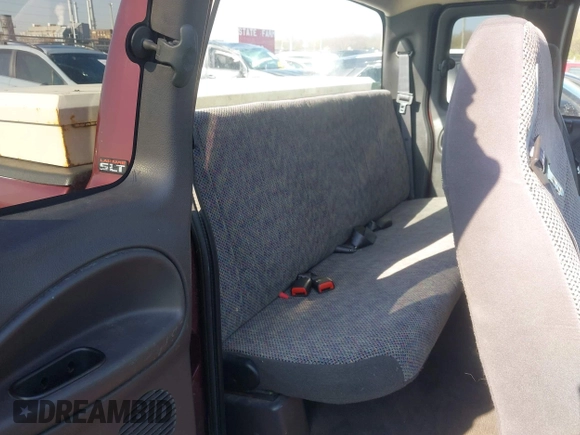 2000 Dodge 1500 z VIN 3B7HF13Z4YM237732, wystawiony jako IAAI lot #41980975 z przebiegiem 159 131 mil mil oraz . Historia ofert i sprzedaży dostępna na DreamBid. Obrazek 8.