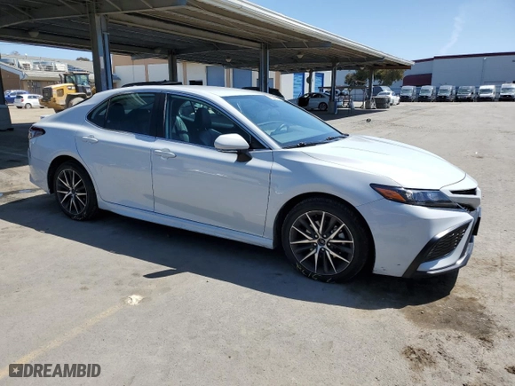 2022 Toyota Camry SE with VIN 4T1G11AKXNU036016, listed as a Copart auction lot 52423635 with 56,513 mi miles and Clean Title. Bid and sale history available at carsss.com. Image 4.