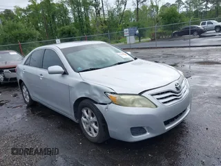 2011 Toyota Camry LE z VIN 4T1BF3EK8BU685892, wystawiony jako IAAI lot #42424914 z przebiegiem 167 818 mil mil oraz . Historia ofert i sprzedaży dostępna na DreamBid. Obrazek 1.