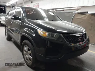 2011 Kia Sorento LX z VIN 5XYKTCA1XBG174633, wystawiony jako IAAI lot #41966328 z przebiegiem 150 358 mil mil oraz . Historia ofert i sprzedaży dostępna na DreamBid. Obrazek 1.