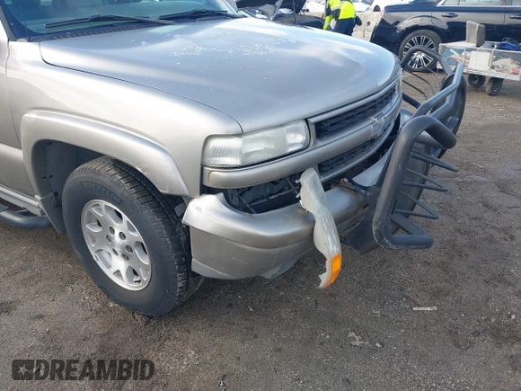 2002 Chevrolet Suburban Z71 with VIN 3GNFK16T32G267554, listed as a IAAI auction lot 41359504 with 186,058 mi miles. Bid and sale history available at carsss.com. Image 6.