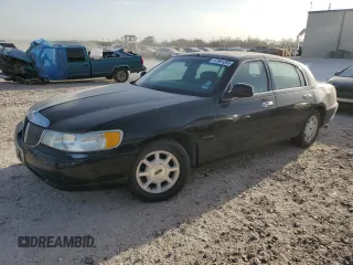 2001 Lincoln Town Car Signature z VIN 1LNHM82W51Y656202, wystawiony jako Copart lot #47961295 z przebiegiem 127 009 mil mil oraz Szkoda całkowita • Salvage title. Historia ofert i sprzedaży dostępna na DreamBid. Obrazek 1.
