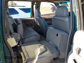 1996 GMC Suburban with VIN 1GKFK16R3TJ703465, listed as a IAAI auction lot 41325441 with 271,871 mi miles. Bid and sale history available at carsss.com. Image 8.