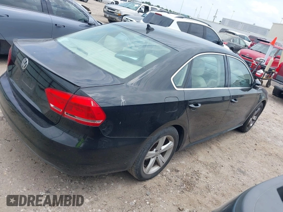 2014 Volkswagen Passat S z VIN 1VWAT7A30EC053992, wystawiony jako IAAI lot #42276297 z przebiegiem 161 958 mil mil oraz . Historia ofert i sprzedaży dostępna na DreamBid. Obrazek 4.