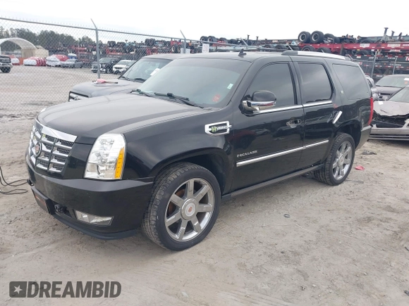 2013 Cadillac Escalade z VIN 1GYS4EEJXDR123523, wystawiony jako IAAI lot #41297183 z przebiegiem 98 248 mil mil oraz . Historia ofert i sprzedaży dostępna na DreamBid. Obrazek 18.