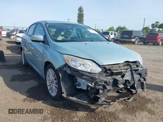 2014 Ford Focus Electric z VIN 1FADP3R41EL238035, wystawiony jako IAAI lot #41975546 z przebiegiem 72 873 mil mil oraz . Historia ofert i sprzedaży dostępna na DreamBid. Obrazek 1.