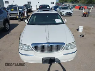 2003 Lincoln Town Car Signature z VIN 1LNHM82W03Y614572, wystawiony jako IAAI lot #42221572 z przebiegiem 170 762 mil mil oraz . Historia ofert i sprzedaży dostępna na DreamBid. Obrazek 6.