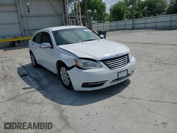 2013 Chrysler 200 LX z VIN 1C3CCBAB6DN763329, wystawiony jako Copart lot #58953035 z przebiegiem 162 879 mil mil oraz Szkoda całkowita • Salvage title. Historia ofert i sprzedaży dostępna na DreamBid. Obrazek 13.