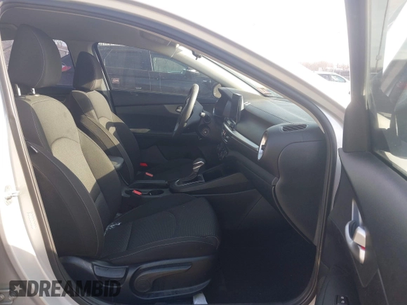 2019 Kia Forte LXS z VIN 3KPF24AD4KE095931, wystawiony jako IAAI lot #41641168 z przebiegiem 88 384 mil mil oraz . Historia ofert i sprzedaży dostępna na DreamBid. Obrazek 5.