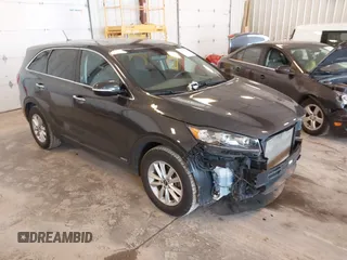 2019 Kia Sorento LX z VIN 5XYPGDA55KG556605, wystawiony jako IAAI lot #42451151 z przebiegiem 83 171 mil mil oraz . Historia ofert i sprzedaży dostępna na DreamBid. Obrazek 1.