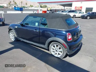 2014 MINI Convertible S z VIN WMWZP3C53ET706796, wystawiony jako IAAI lot #42363811 z przebiegiem 93 581 mil mil oraz . Historia ofert i sprzedaży dostępna na DreamBid. Obrazek 3.