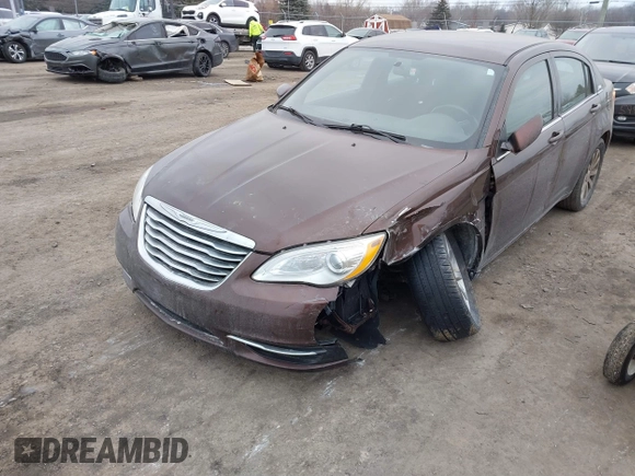 2013 Chrysler 200 Touring z VIN 1C3CCBBB0DN570432, wystawiony jako IAAI lot #41566127 z przebiegiem 167 300 mil mil oraz . Historia ofert i sprzedaży dostępna na DreamBid. Obrazek 2.