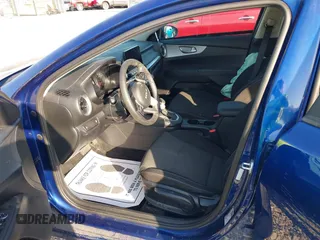 2022 Kia Forte LXS z VIN 3KPF24AD1NE500860, wystawiony jako IAAI lot #42052343 z przebiegiem 57 302 mil mil oraz . Historia ofert i sprzedaży dostępna na DreamBid. Obrazek 5.