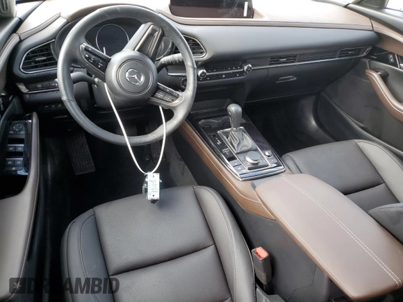 2024 Mazda CX-30 Premium z VIN 3MVDMBDY5RM616352, wystawiony jako Copart lot #68625774 z przebiegiem Nie podano mil oraz Szkody całkowita. Historia ofert i sprzedaży dostępna na DreamBid. Obrazek 8.
