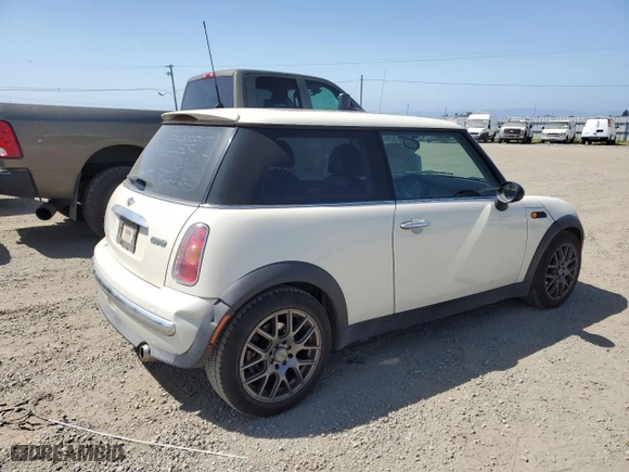 2003 MINI Cooper Hardtop with VIN WMWRC33453TJ52080, listed as a Copart auction lot 53992385 with 60,622 mi miles and Clean Title. Bid and sale history available at carsss.com. Image 3.