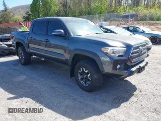2017 Toyota Tacoma SR5 z VIN 3TMCZ5AN5HM088577, wystawiony jako IAAI lot #42015859 z przebiegiem 91 077 mil mil oraz . Historia ofert i sprzedaży dostępna na DreamBid. Obrazek 1.
