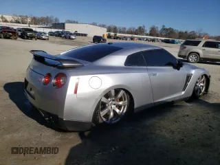 2009 Nissan GT-R Premium z VIN JN1AR54F49M252803, wystawiony jako Copart lot #83905134 z przebiegiem Nie podano mil oraz Nie do naprawy • Non repairable. Historia ofert i sprzedaży dostępna na DreamBid. Obrazek 3.