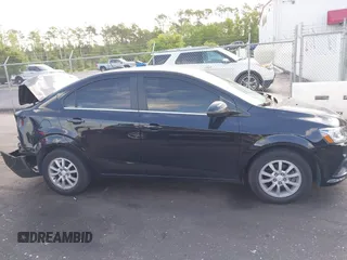 2020 Chevrolet Sonic LT z VIN 1G1JD5SB5L4106602, wystawiony jako IAAI lot #42159240 z przebiegiem 74 339 mil mil oraz . Historia ofert i sprzedaży dostępna na DreamBid. Obrazek 13.