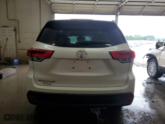 2019 Toyota Highlander LE z VIN 5TDZZRFH4KS310635, wystawiony jako Copart lot #56119985 z przebiegiem 67 360 mil mil oraz Szkoda całkowita • Salvage title. Historia ofert i sprzedaży dostępna na DreamBid. Obrazek 6.