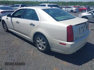 2008 Cadillac STS RWD z VIN 1G6DZ67A580168157, wystawiony jako IAAI lot #42133003 z przebiegiem 133 928 mil mil oraz . Historia ofert i sprzedaży dostępna na DreamBid. Obrazek 3.
