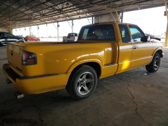 2002 Chevrolet S-10 LS with VIN 1GCCS19WX28256221, listed as a Copart auction lot 88907745 with 0 mi miles and Salvage Title. Bid and sale history available at carsss.com. Image 3.
