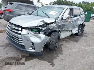 2018 Toyota Highlander SE z VIN 5TDJZRFH0JS529197, wystawiony jako IAAI lot #40233988 z przebiegiem Nie podano mil oraz . Historia ofert i sprzedaży dostępna na DreamBid. Obrazek 2.
