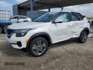 2023 Kia Seltos LX z VIN KNDEPCAA7P7461188, wystawiony jako Copart lot #51979035 z przebiegiem 22 962 mil mil oraz Szkody całkowita. Historia ofert i sprzedaży dostępna na DreamBid. Obrazek 1.