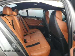 2018 BMW M5 z VIN WBSJF0C56JB282184, wystawiony jako Copart lot #87480414 z przebiegiem Nie podano mil oraz Szkody całkowita. Historia ofert i sprzedaży dostępna na DreamBid. Obrazek 10.