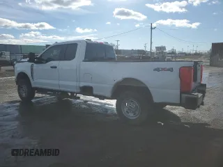 2023 Ford F-350 z VIN 1FT8X3BA1PED26053, wystawiony jako Copart lot #42484225 z przebiegiem 5 648 mil mil oraz Szkoda całkowita • Salvage title. Historia ofert i sprzedaży dostępna na DreamBid. Obrazek 2.