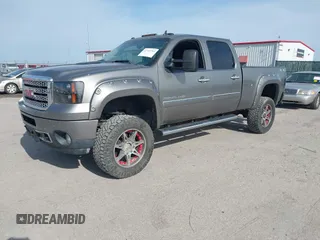2013 GMC Sierra 2500HD Denali z VIN 1GT125E81DF127112, wystawiony jako IAAI lot #41907764 z przebiegiem 289 619 mil mil oraz . Historia ofert i sprzedaży dostępna na DreamBid. Obrazek 2.