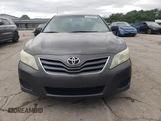 2011 Toyota Camry LE z VIN 4T4BF3EK3BR110153, wystawiony jako Copart lot #61950455 z przebiegiem 414 223 mil mil oraz Czysty tytuł • Clean title. Historia ofert i sprzedaży dostępna na DreamBid. Obrazek 5.