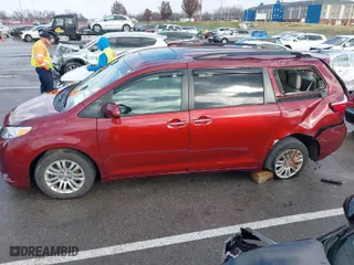 2016 Toyota Sienna XLE with VIN 5TDYK3DC1GS702015, listed as a IAAI auction lot 41029507 with 71,322 mi miles. Bid and sale history available at carsss.com. Image 14.